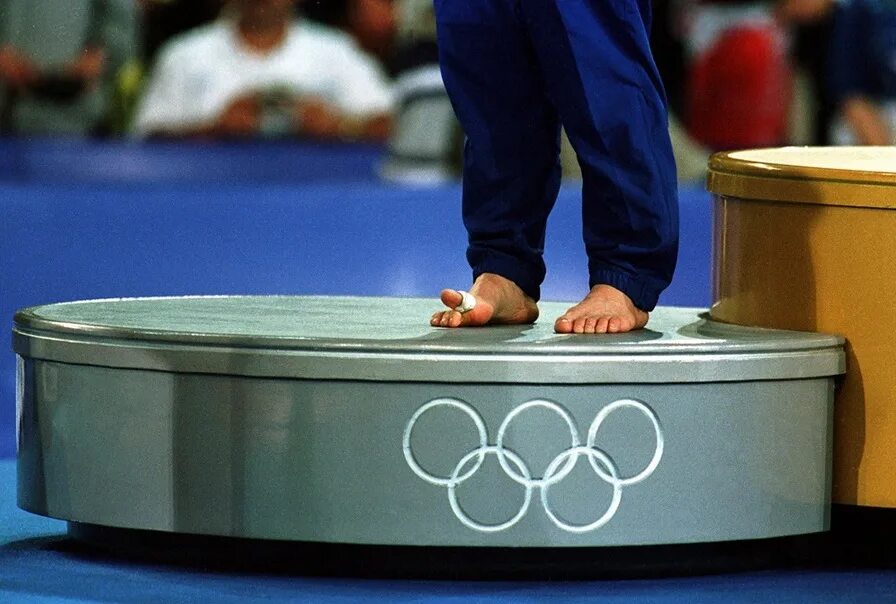 Олимпийский пьедестал 5 букв. Педистал олимпийскийингр. Олимпийский пьедестал 5 букв. Пьедестал почета на олимпийских играх. Абраменко обнимался с россиянином.