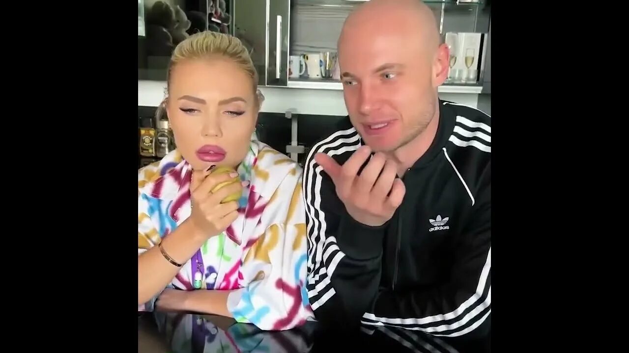 КАРИНА КРОСС РАЗВОДИТ ПАРНЯ НА ДЕНЬГИ #shorts #каринакросс #юмор #приколы - YouT