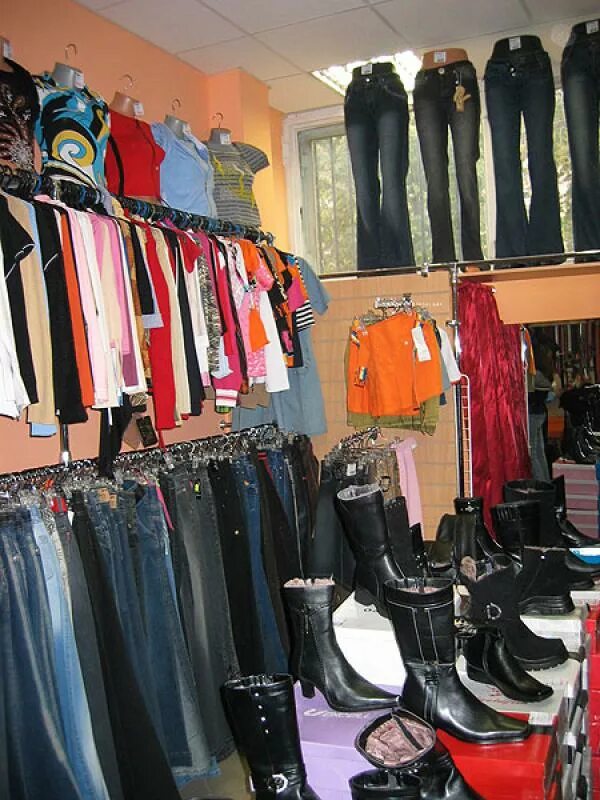 Магазин дешевой одежды россия. Обычные магазины одежды. Конфискат одежда обувь женская. Магазин одежды в деревне. БЭУШНАЯ одежда.
