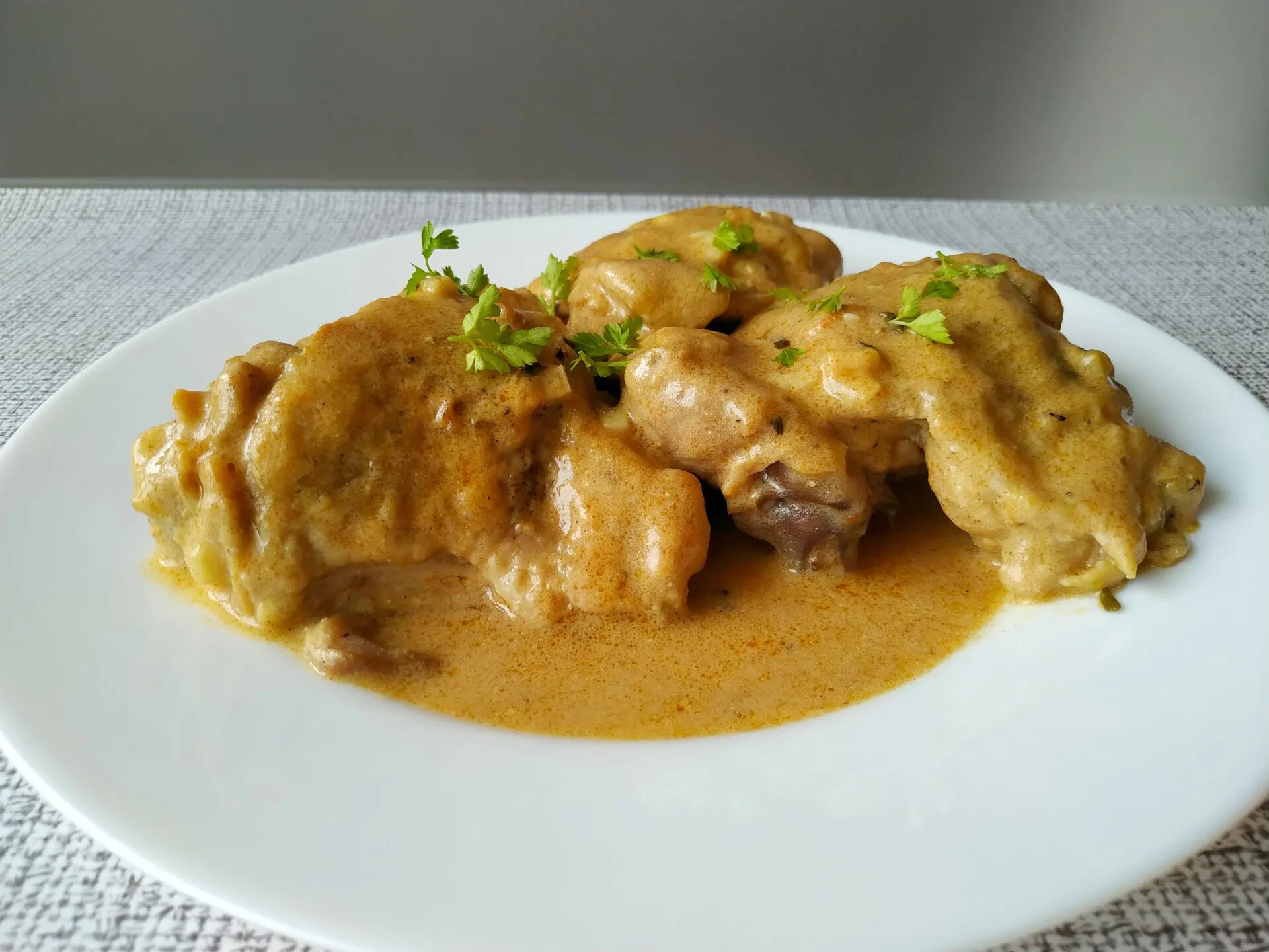Курица с подливкой. Подлива с курицей. Куриные бедрышки в сметанном соусе. Куриные бёдрышки в сметанном соусе