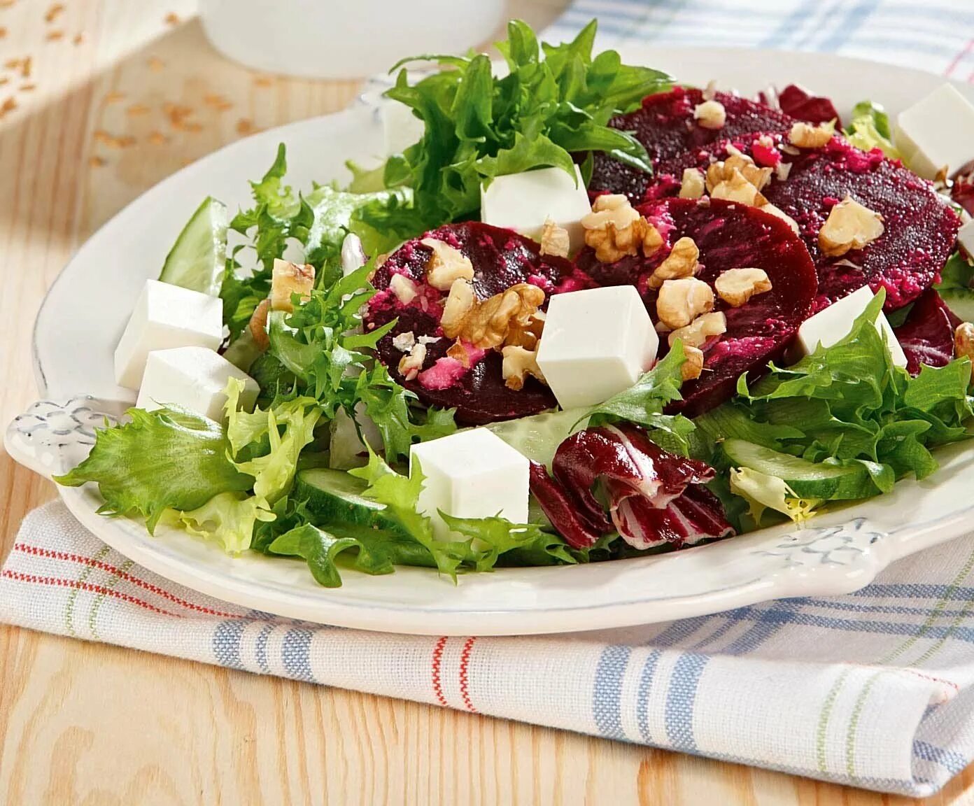 Пп салаты со свеклой. Салат из свеклы и сыра. Пп салаты со свеклой вареной. Салат из свеклы и моркови. Легкий салат.