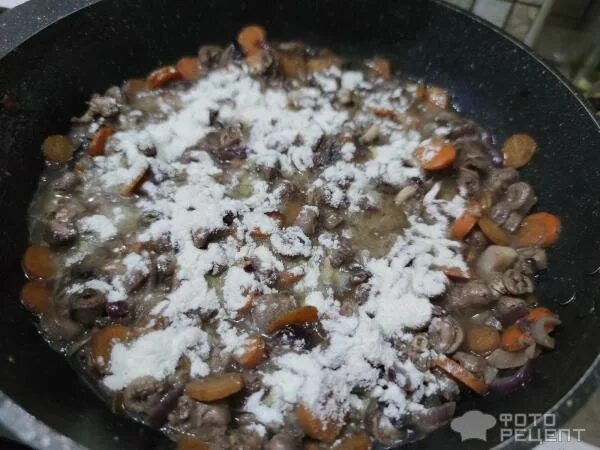 Куриные сердечки на сковороде с луком. Тушеные куриные сердечки в сметане с луком и морковью на сковороде. Тушеные куриные сердечки в сметане с луком и морковью на сковороде. Сердечки куриные сушёные. Тушеные куриные сердечки.