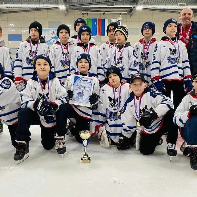 Управление спорта сургут. Хоккейная команда Олимпиец Ангарские. Сургут спортивное общество хоккея. Сургут дворец спорта Википедия.