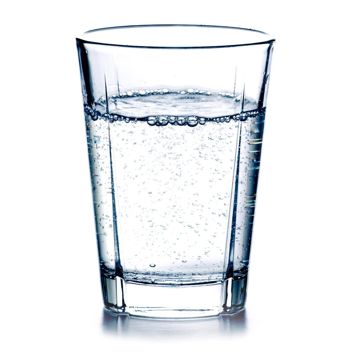 Четыре стакана воды. Стакан воды. Бокалы для воды. Прозрачная вода в стакане. Стакан воды без фона.