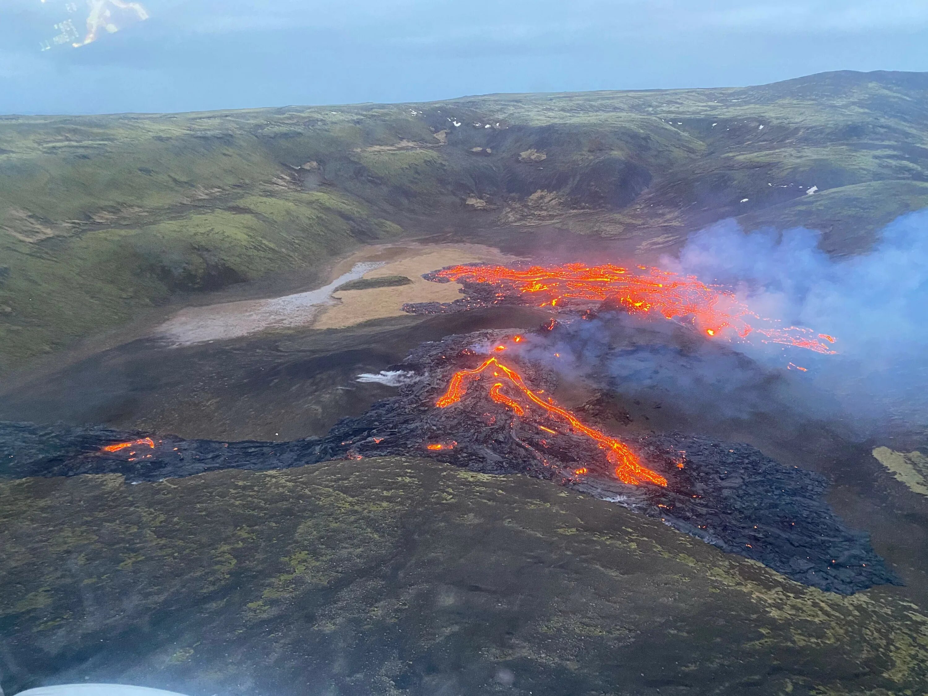 Извержение вулкана в Исландии 2021. Извержение вулкана в Исландии Эйяфьятлайокудль. Вулкан Исландии Эйяфьятлайокудль 2010. Вулкан Эйяфьятлайокудль извержение 2010. Вулкан начал извергаться