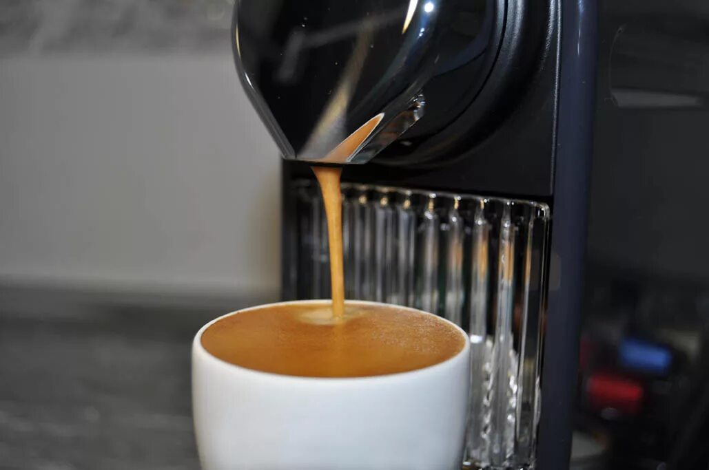 Кофемашина наливает меньше кофе. Кофе из кофемашины. Кофемашина наливает кофе. Чашка кофе из кофемашины. Кофемашина и Кружка кофе.