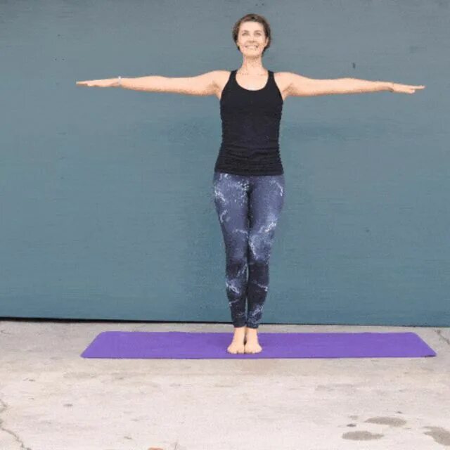 Пилатес на белом фоне. Пилатес упражнения стоя на четвереньках. Упражнения из йоги стоя. Упражнения пилатес на четвереньках. Пилатес упражнения.