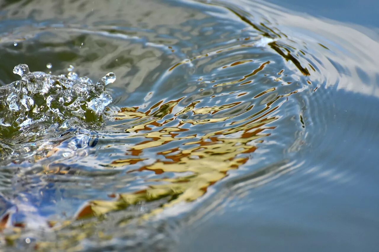 Какая вода жесткая речная или дождевая почему. Всплеск воды. Брызги воды. Вода река. Дождь на реке.