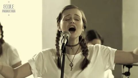 Небо славян поет девочка
