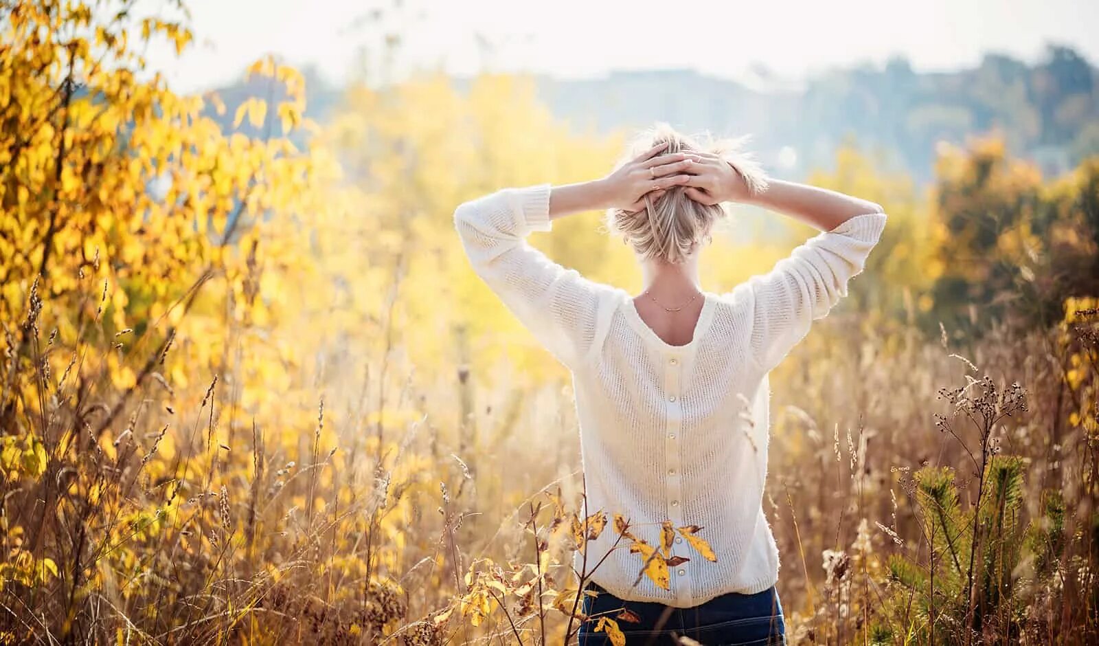Осень женщина спиной. Девушка в шляпе осень. Женщина осенью со спины. Девушка осенью со спины. Женщина осенью со спины.
