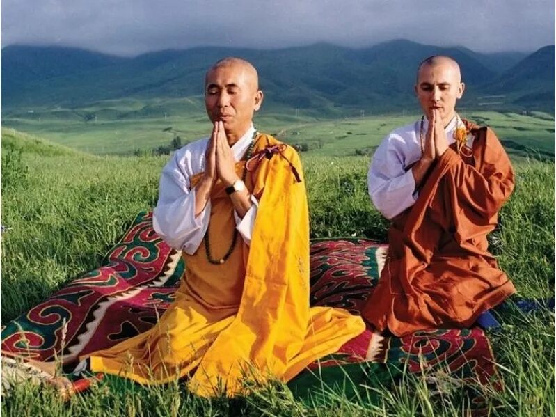 Религии россии буддизм. Буддистская религия бурятов. Народы россии которые исповедуют буддизм. Народ проживающий в низовьях волги исповедующий буддизм. Буряты религия.