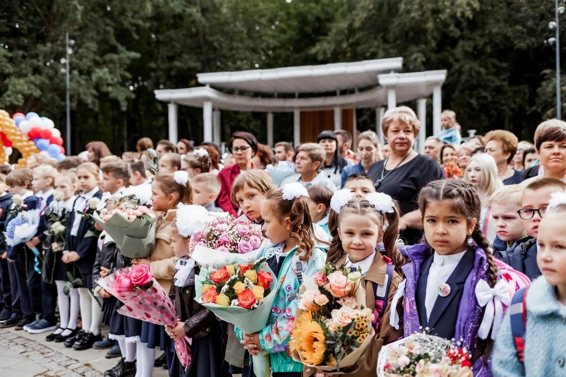 Играть 1 сентября. Школа 1 сентября. Линейка 1 сентября. Дети на первое сентября. День знаний в парках Подмосковья.