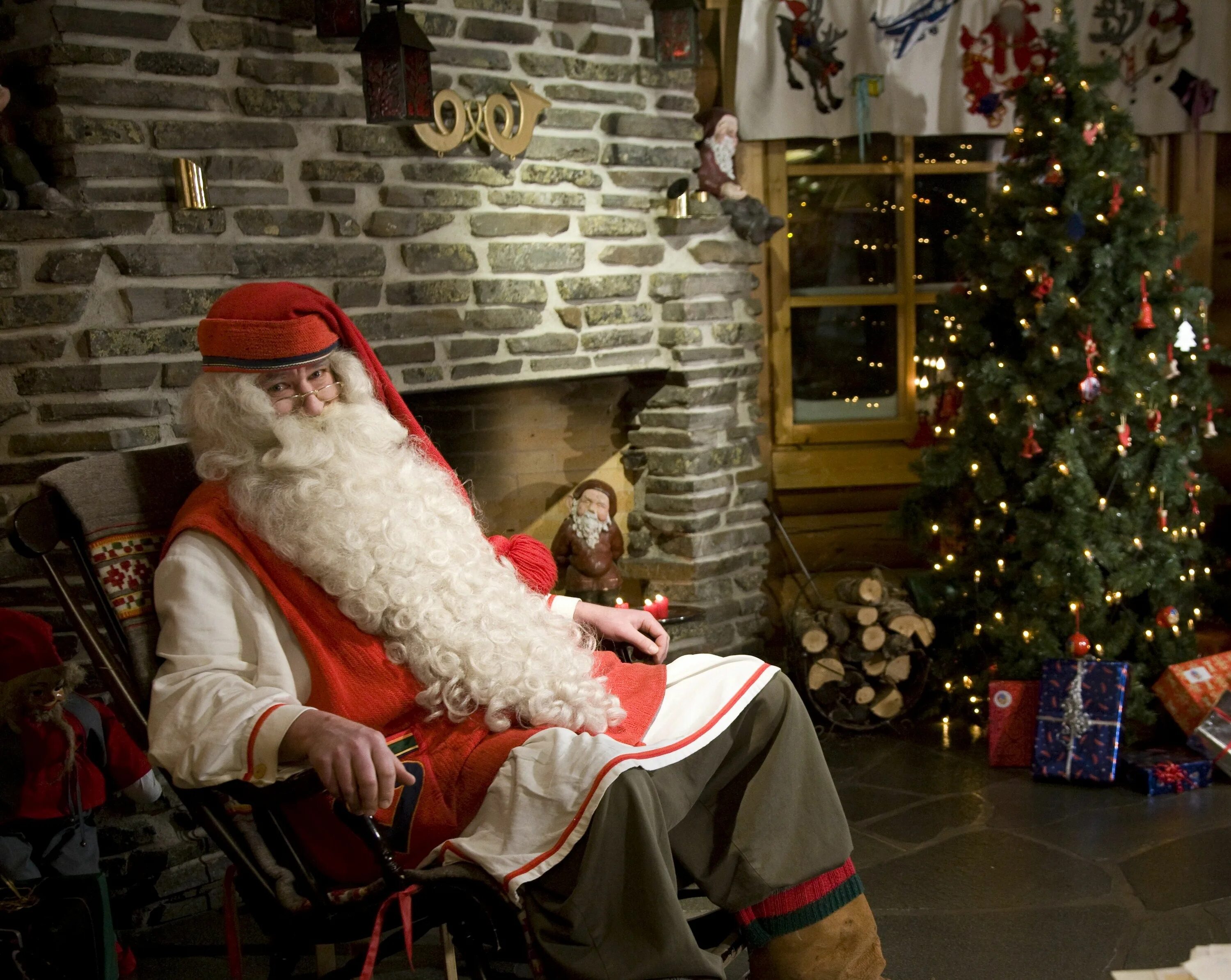 Рованиеми деревня санта клауса. Санта. Дед мороз со спины. Santa in town. Santa in town.