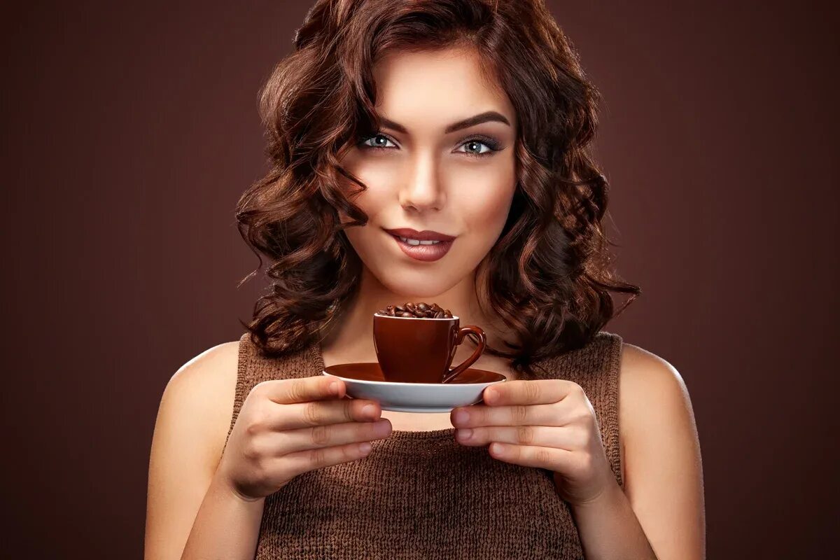 Ароматный человек. Девушка с кофе. Девушка в шоколаде. Девушка пьет кофе. Девушка с чашкой кофе.