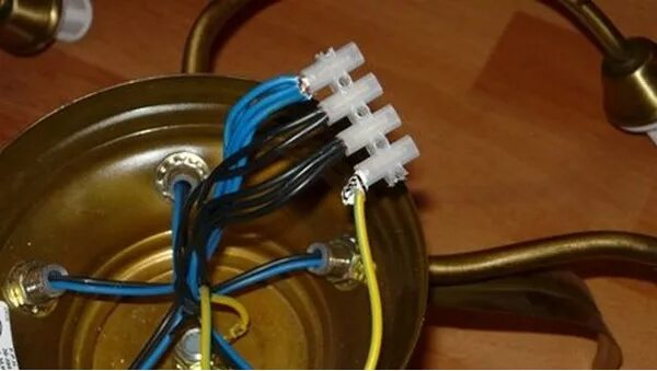 Какие провода подсоединяются. Подключить люстру на одинарный выключатель на 4 провода. пятирожковая люстра три провода. подключить люстру 4 провода на один выключатель. подключить светильник 2 провода к проводке из 3 проводов.