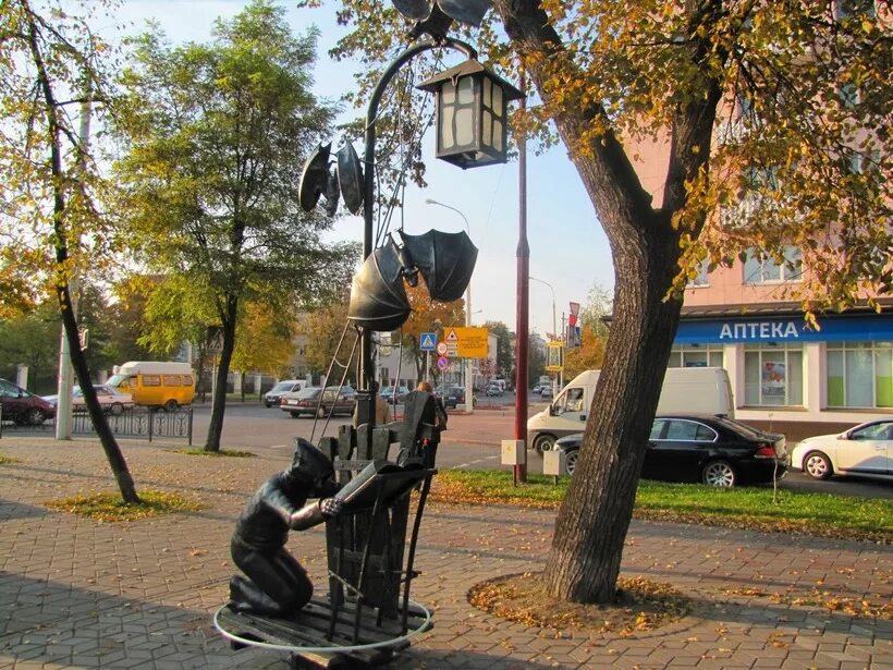 Брест улица гоголя скульптуры. Брест ул гоголя. Брест фонари на улице гоголя. Брест фонари на улице гоголя. Брест бульвар гоголя.