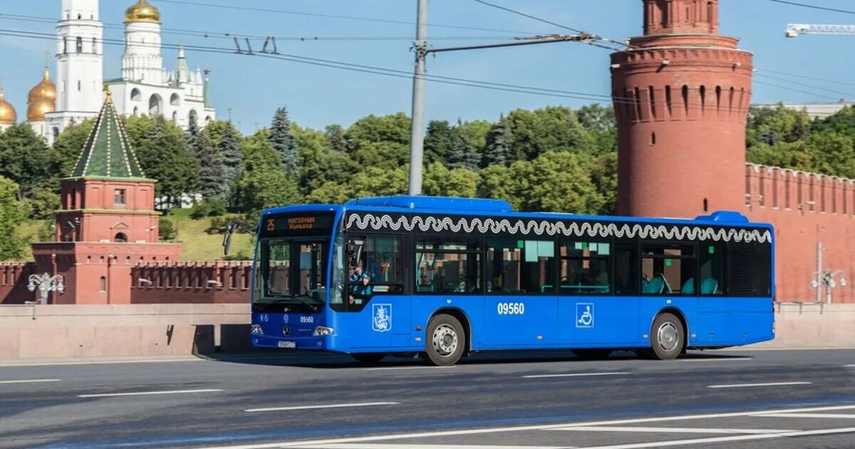 Городской пассажирский транспорт Москвы. Автобус Москва. Московский автобус. Автобусы у Кремля.