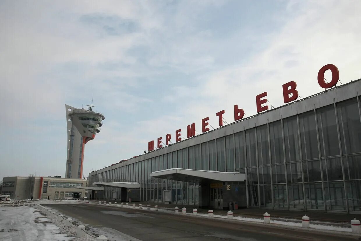 А. Шереметьево терминал в. Аэропорт шереметьево зимой ночью. Аэропорт шереметьево снаружи. Шереметьево старый терминал.