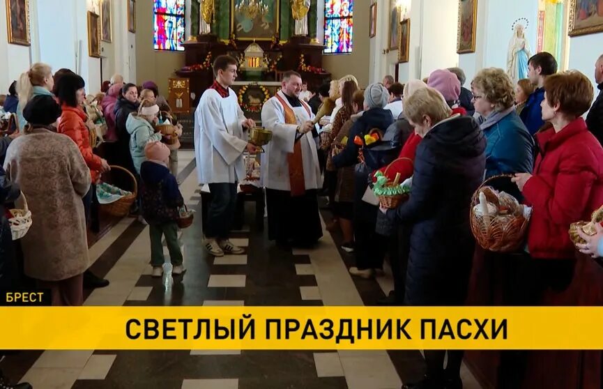 Пасха в католической церкви. Еда католиков. Есть католическая пасха. Пасха у католиков. Пасха храм.