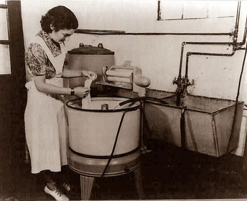 Первый бытовой групп. Уильям Блэкстоун первая стиральная машина. Первая автоматическая стиральная машина 1949.