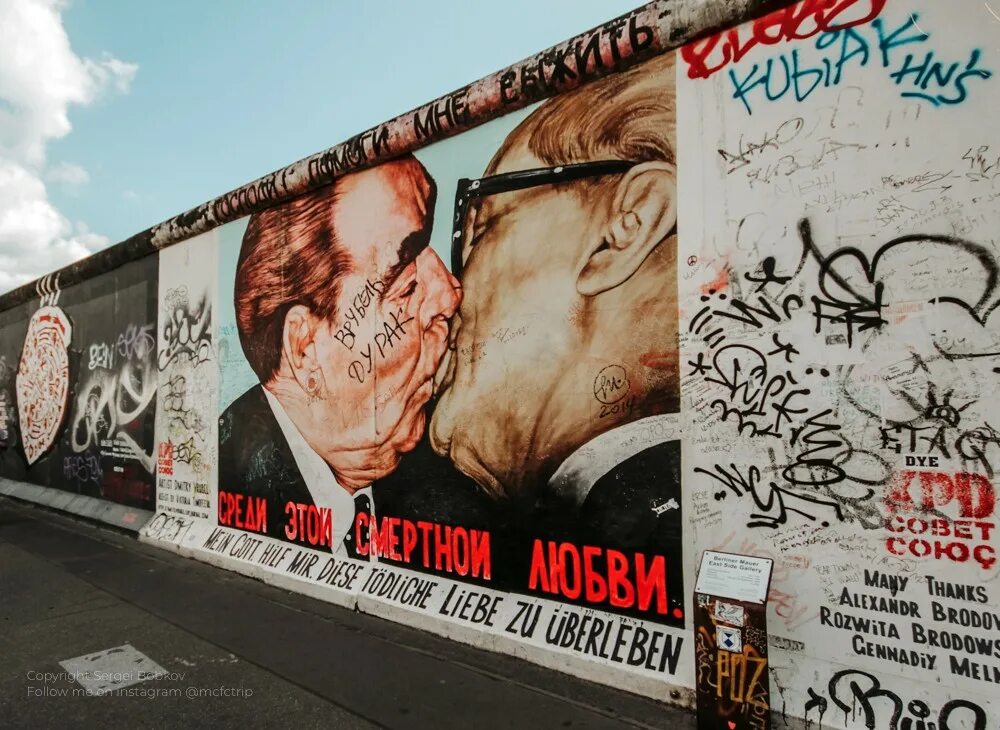Фрг и гдр берлинская стена. Мемориальный комплекс Берлинская стена. Германия Берлин Берлинская стена. ГДР И ФРГ стена. Стена в Берлине 1961.