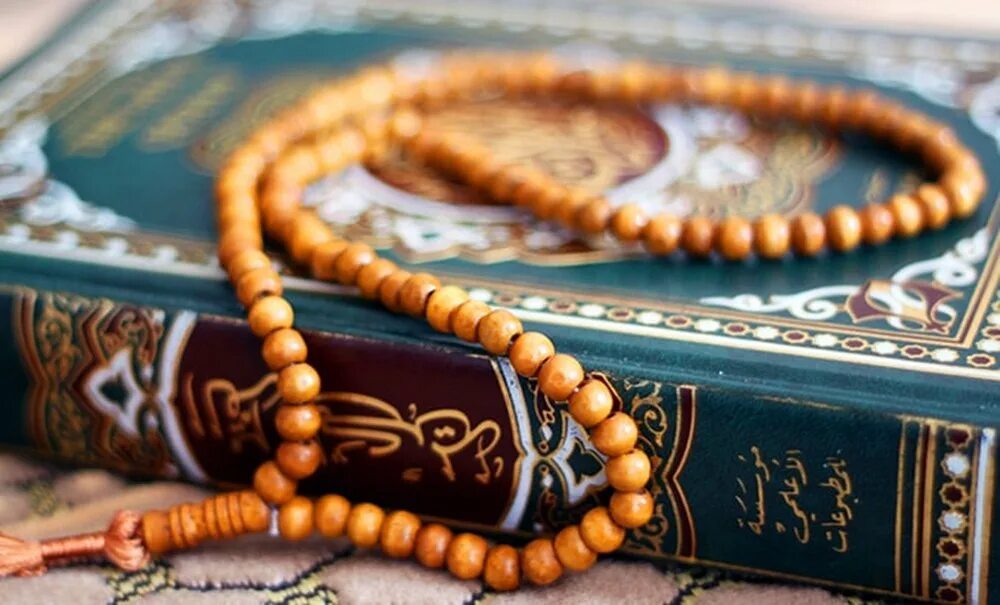 Quron kitob. Чётки куран Рамазан. Коран и четки. Атрибутика Ислама.