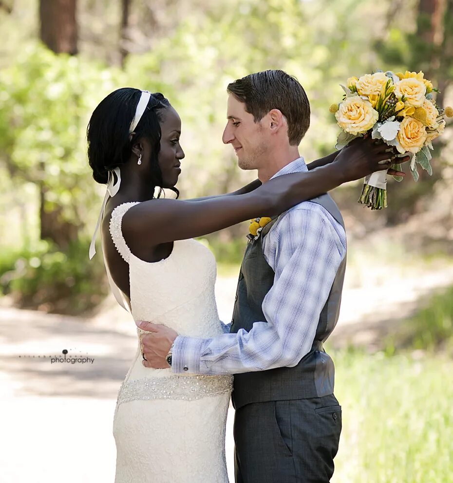My friend married. Блэк Веддинг. Межрасовая свадьба. Black man and White woman mariage свадьба. Свадебная фотосессия в Танзании.