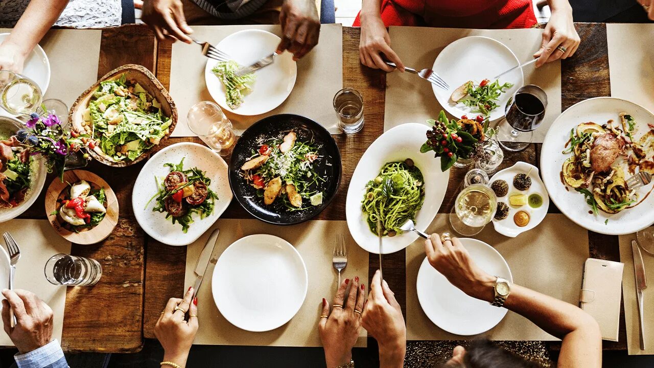 Семья на кухне. Ест сэндвич. Парень с пиццей. Человек eat. Eat out living.