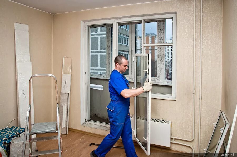 Установщик пластиковых окон. Ремонтник пластиковых окон. Балконная рама пластиковая. Мастер окон. Монтаж пластиковых окон.