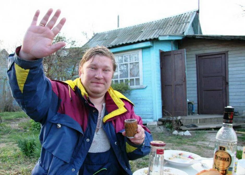 алкаш с пивом. алкаши пьют. обычный алкаш. обычный алкаш. обычный алкаш.