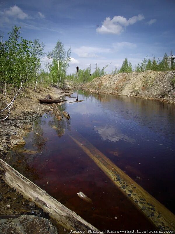 Пожар в дегтярске сегодня. Дегтярский терриконник. Шламовое озеро дегтярск. Терриконы г дегтярск. Террикон дегтярск гора.
