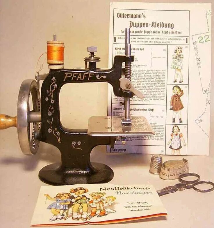 Король швейных машинок. Швейная машинка 588510 Kaiserslautern g.m.Pfaff. Старинная машинка Pfaff. Детская швейная машинка старинная игрушка.