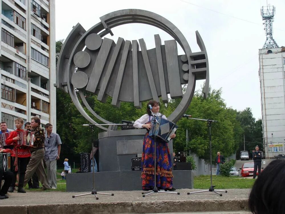 Шуйская 51 гармонь. Памятник гармони в иваново. Шуйская гармонная фабрика. Гармонная фабрика шуя. Фото играй гармонь иваново.