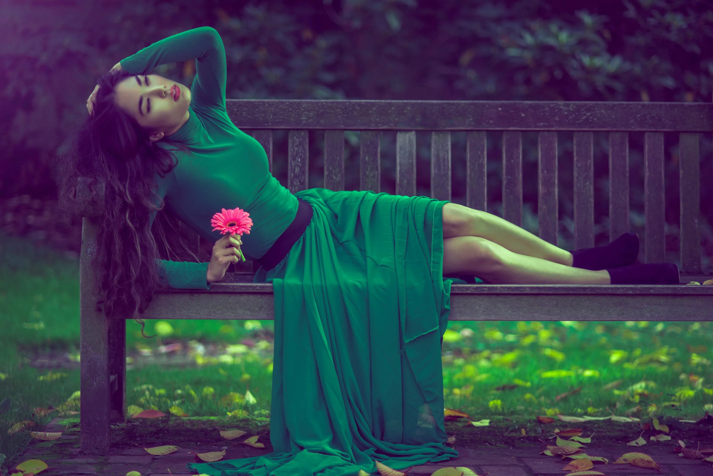 Женщина без цветов как. Девушка в платье красивая поза. Позы на фоне цветов. Цветы на скамейке фото. Женский зеленый вверх с цветами.