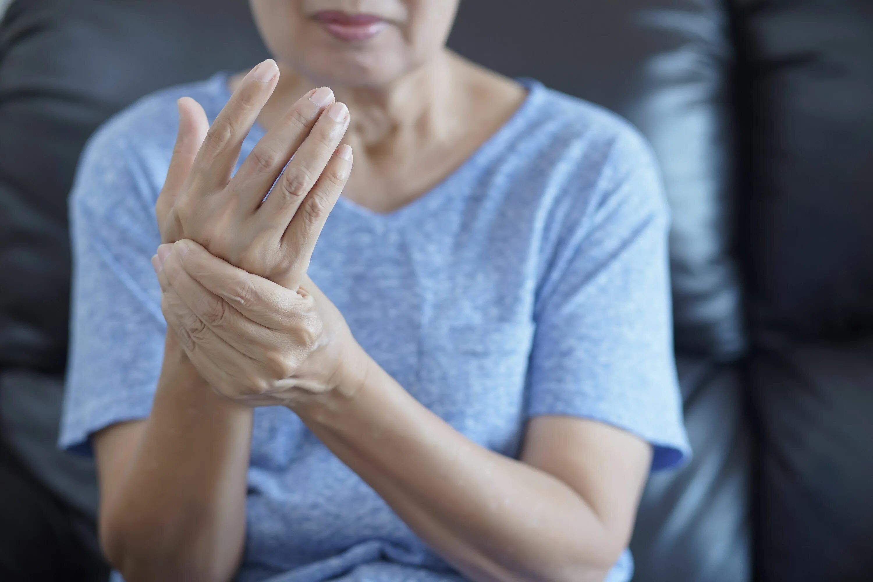 Зуд у пожилого человека причины лечение. Люди с больными пальцами рук. Ревматология заболевания.