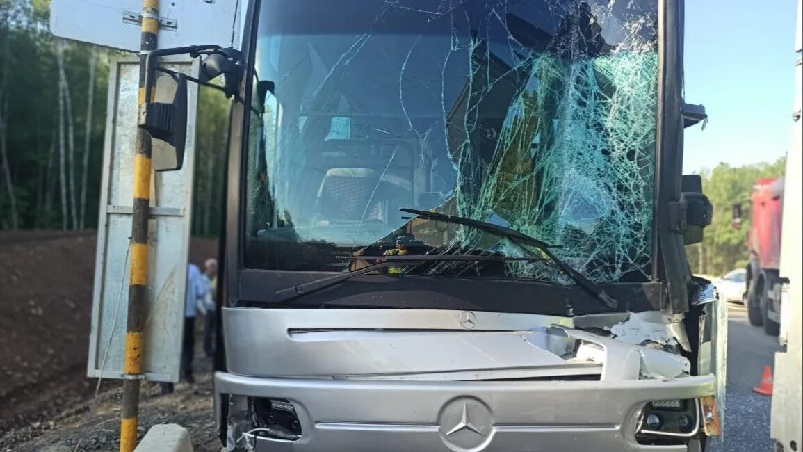 Авария экскурсионного автобуса. Грузовики и автобусы. Авария автобуса в Челябинской.