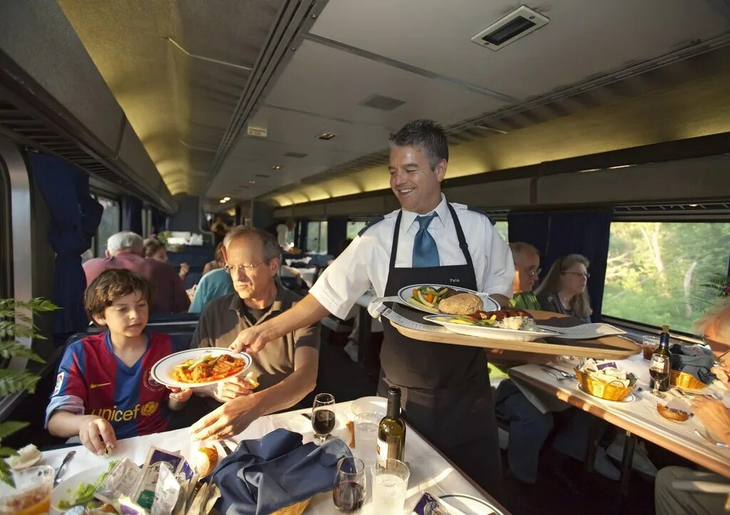 Питание в вагоне поезда. Еда в поезд. Что кушать в поезде. Еда в дорогу на поезде. Обед в поезде.