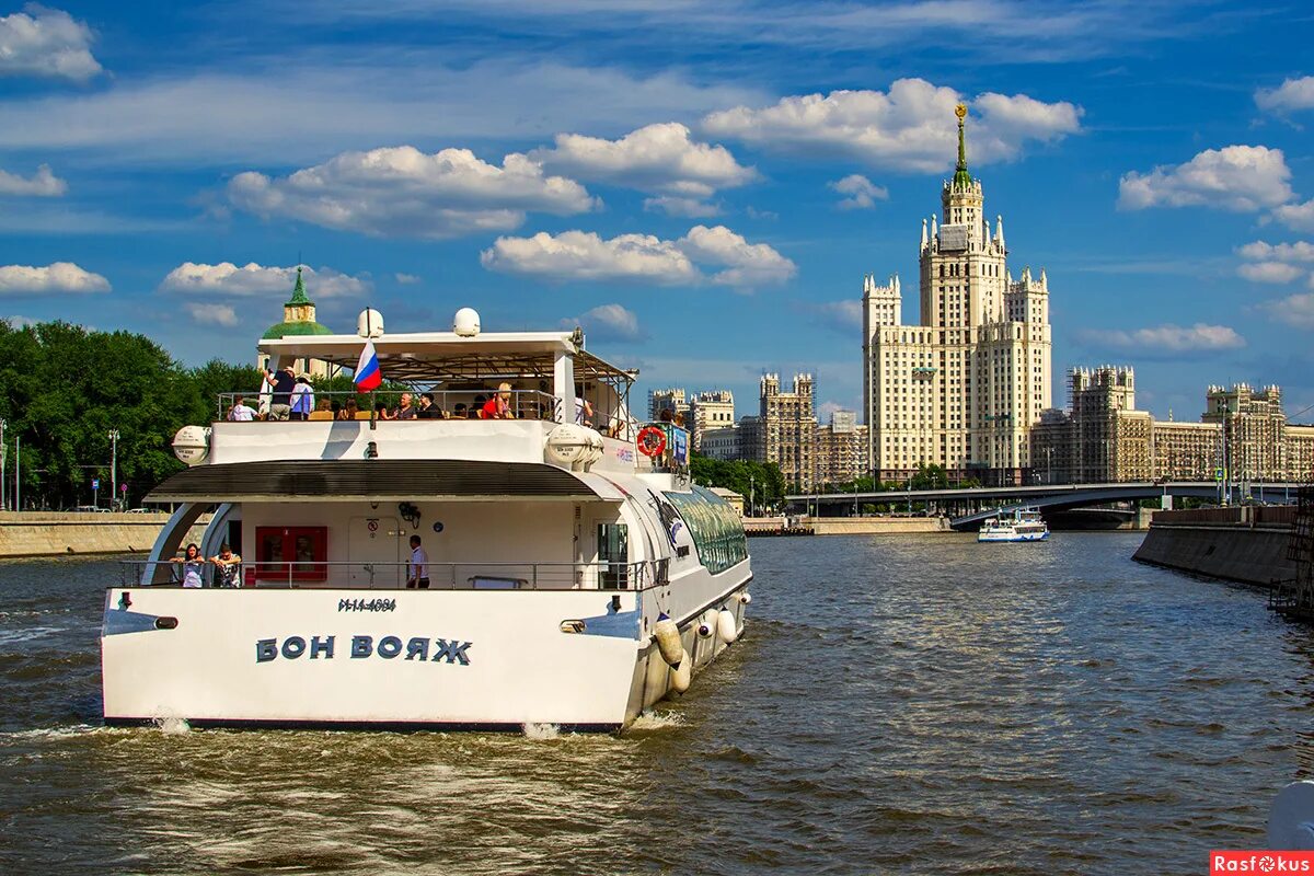 Приложение плюс сити. Александр паль в клипе ленинград. Совершить вояж. Космодрайв. Вояж город.