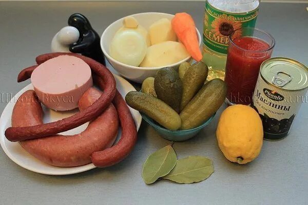 Солянка набор продуктов. Ингредиенты для солянки мясной. Какие ингредиенты нужны для колбасы. Набор продуктов для оливье. Солянка ингредиенты.