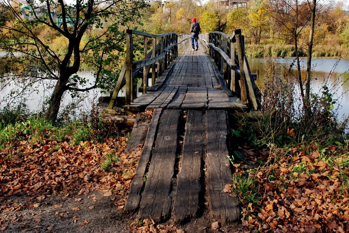 мостки через реку. мостик через реку озеро деревня село. шварцвальд тропа. липин бор мостик через речку. ручей городиловка ступино.