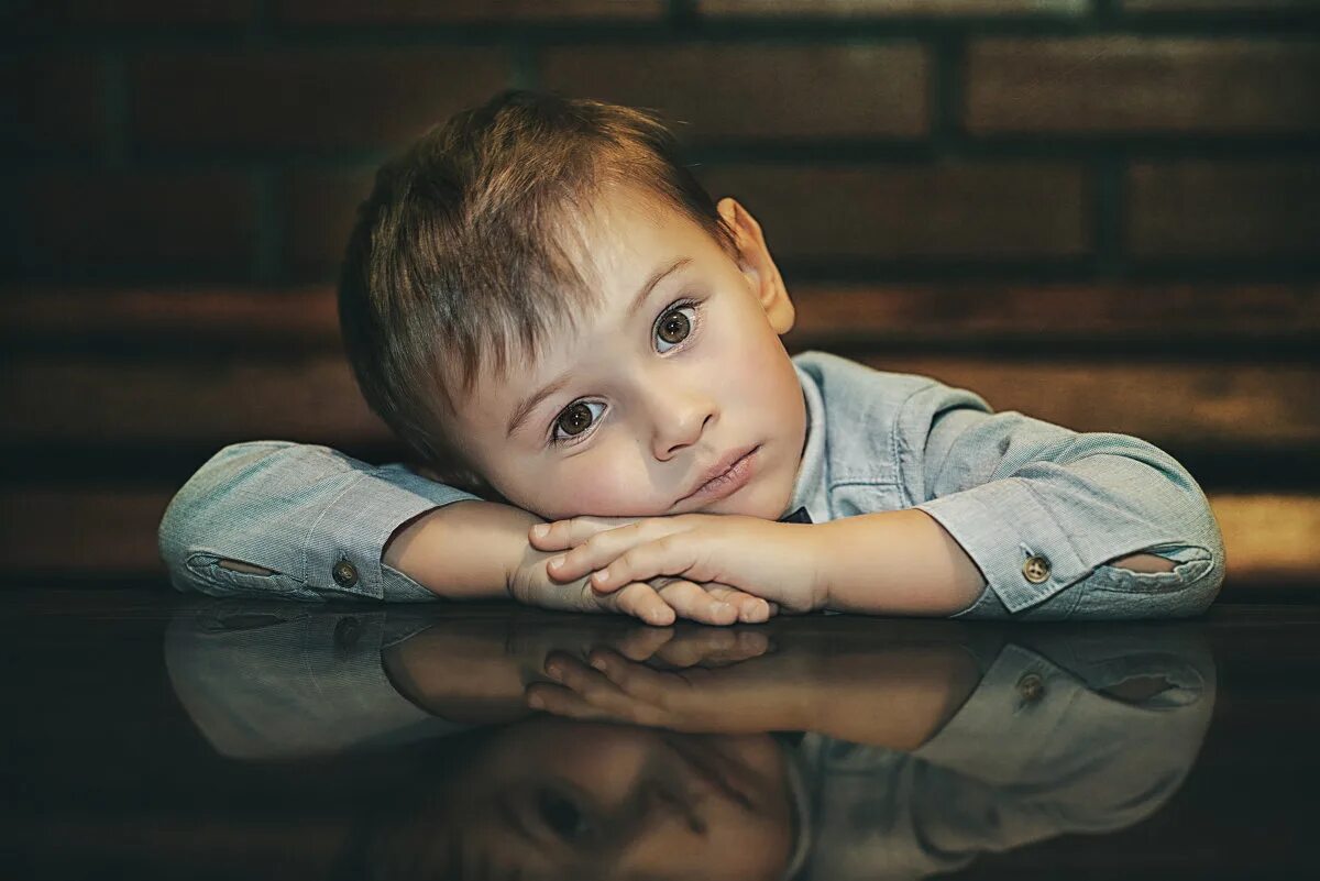 Фотосессия ребенка с собакой. Ребенок в наушниках. Детки мальчики возбудились. Маленький мальчишка слушать. Маленькие мечтатели.