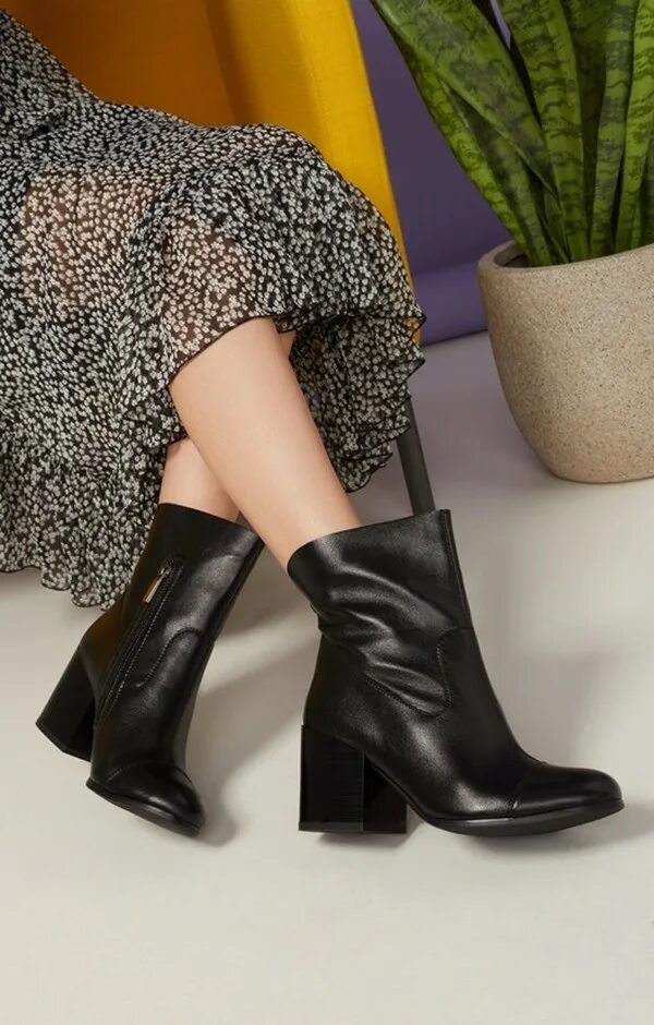 Ботильоны с широкой голенью. Ботильоны с широким голенищем. Rockport ботильоны женские замшевые серые. Ботильоны широкие. Сапоги isabel marant лук.