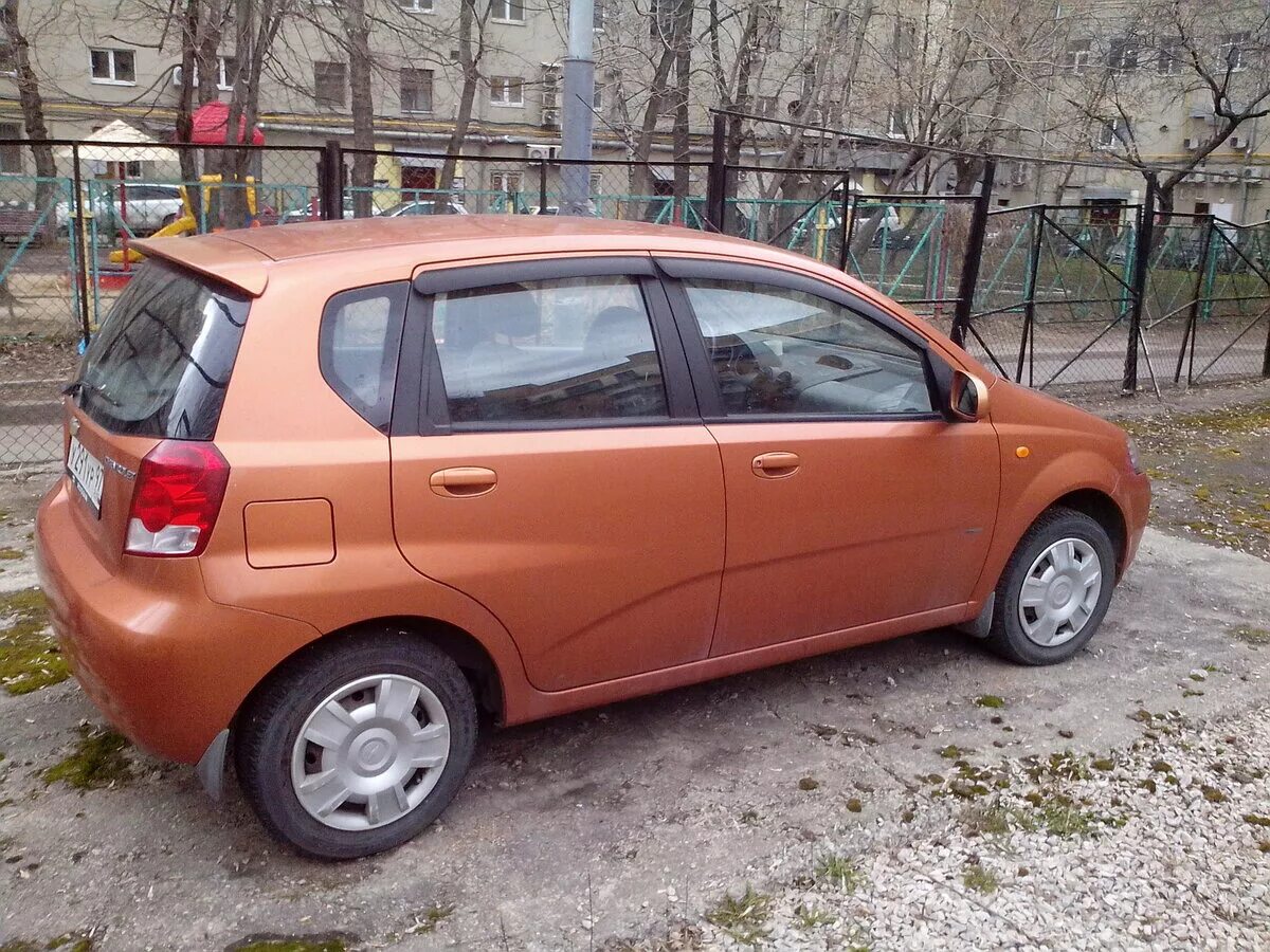 Купить шевроле хэтчбек бу. Шевроле Авео 2004 хэтчбек 1.4. Chevrolet Aveo 2004 хэтчбек. Шевроле Авео 1.5 хэтчбек 2005. Шевроле Авео 2007 оранжевый.