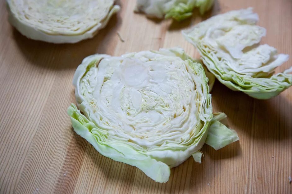 Печеная капуста в духовке. Капуста в духовке крупная. При какой температуре запекать капусту. Запечённая капуста в духовке белокочанная. Капуста кусочками в духовке.