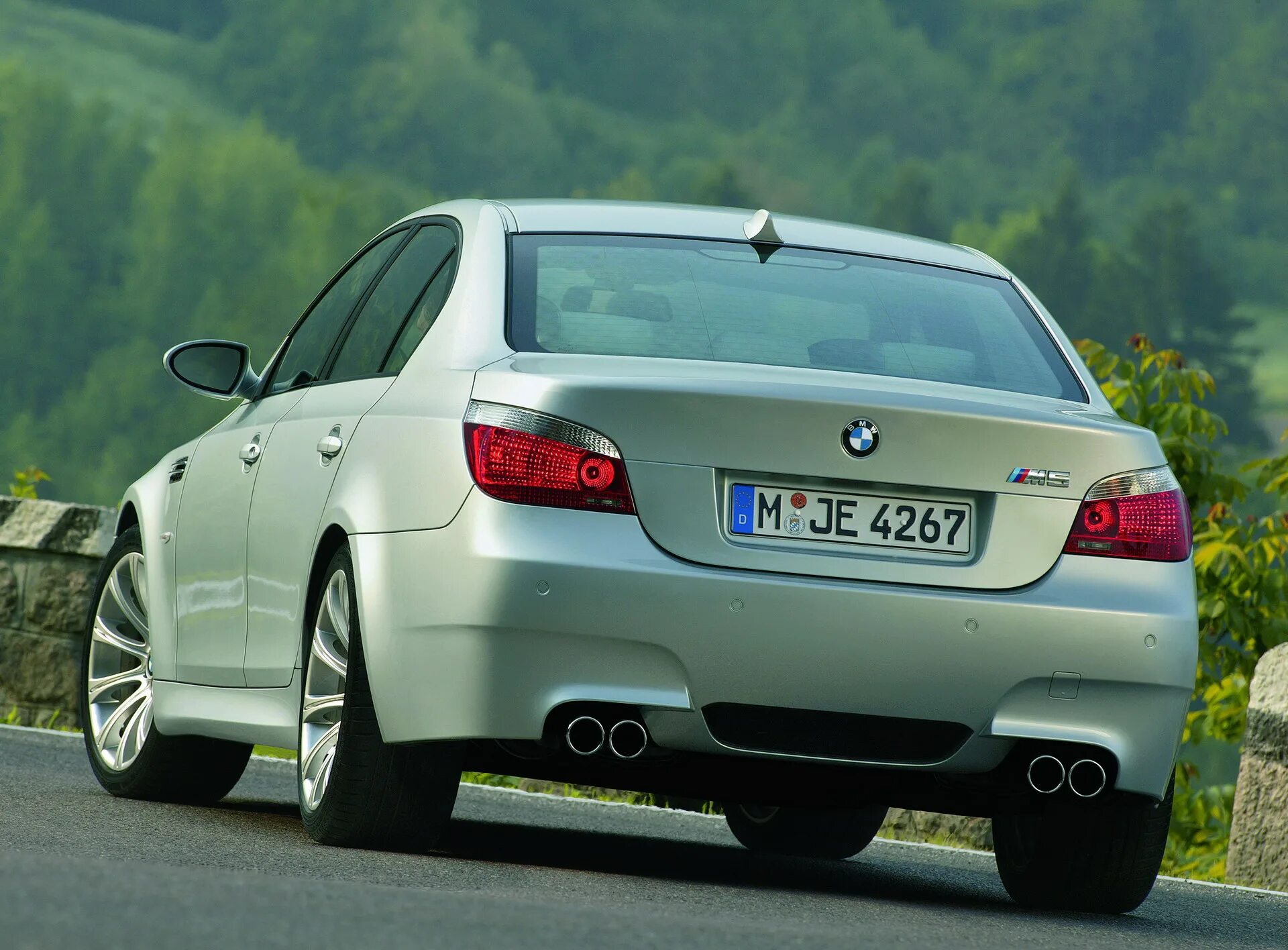 Дорога е60. BMW m5 e60 2005. BMW m5 e60 2006. BMW 5 e60. BMW m5 2009.