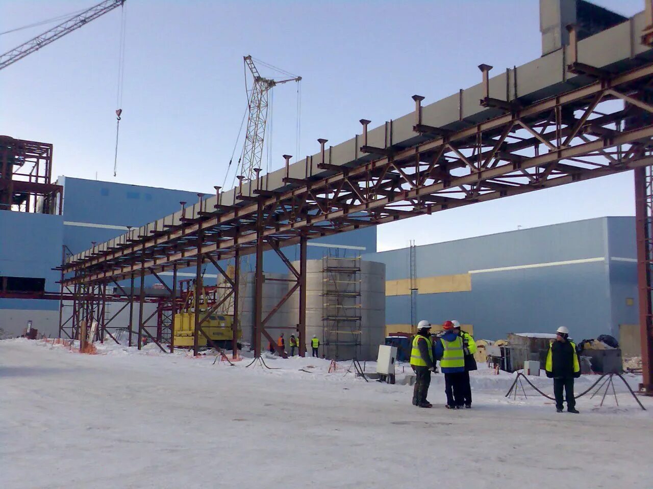 акз металлоконструкций эстакады. эстакада трубопровода омский нпз. шнайдер электрик эстакада. технологические эстакады трубопроводов. трубная эстакада.