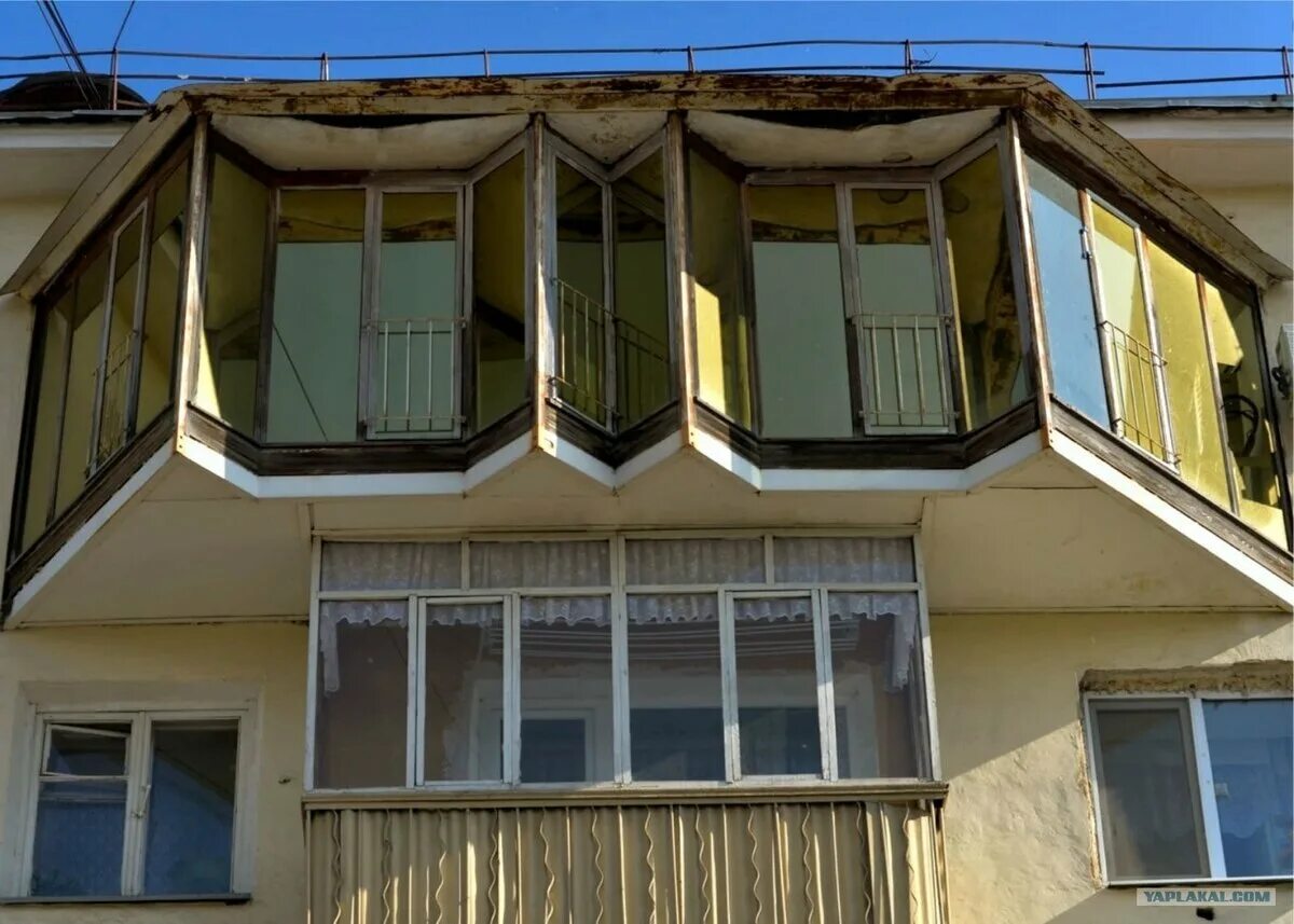 Самодельные балконы. Застекленный балкон. Необычное остекление балкона. Пристройка балкона. Пристроенный балкон.