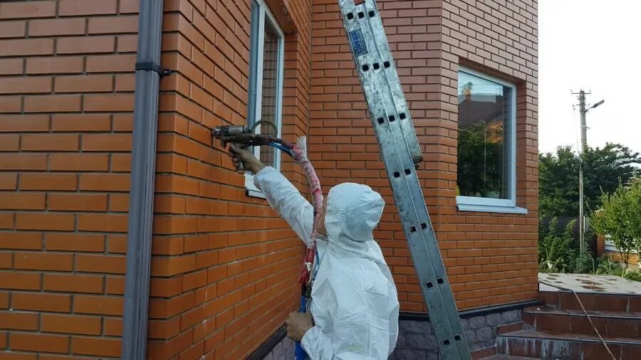 Запенивание пустот в стенах. Пеноизол стены. Утепление пустот в стенах. Утепление пустот в стенах. Утепление пенополиуретаном через кирпичную кладку.