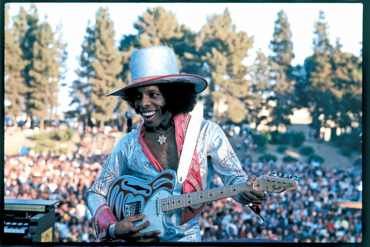 Sly stone. Музыкант Sly. Слай музыкант 1971. Santana Woodstock.