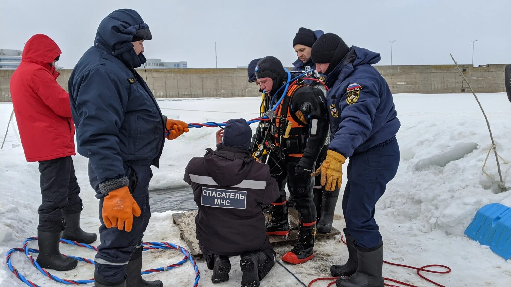 Спасательная подготовка мчс. Спасатель водолаз МЧС. ПСС РТ при МЧС РТ Казань. Водолазы МЧС России. Поисково-спасательная служба Магнитогорск водолазы.